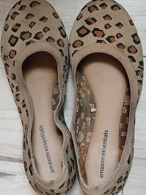 Pre-Owned Amazon Essentials Leopard Print Ballet Flats, Size 9 Wide